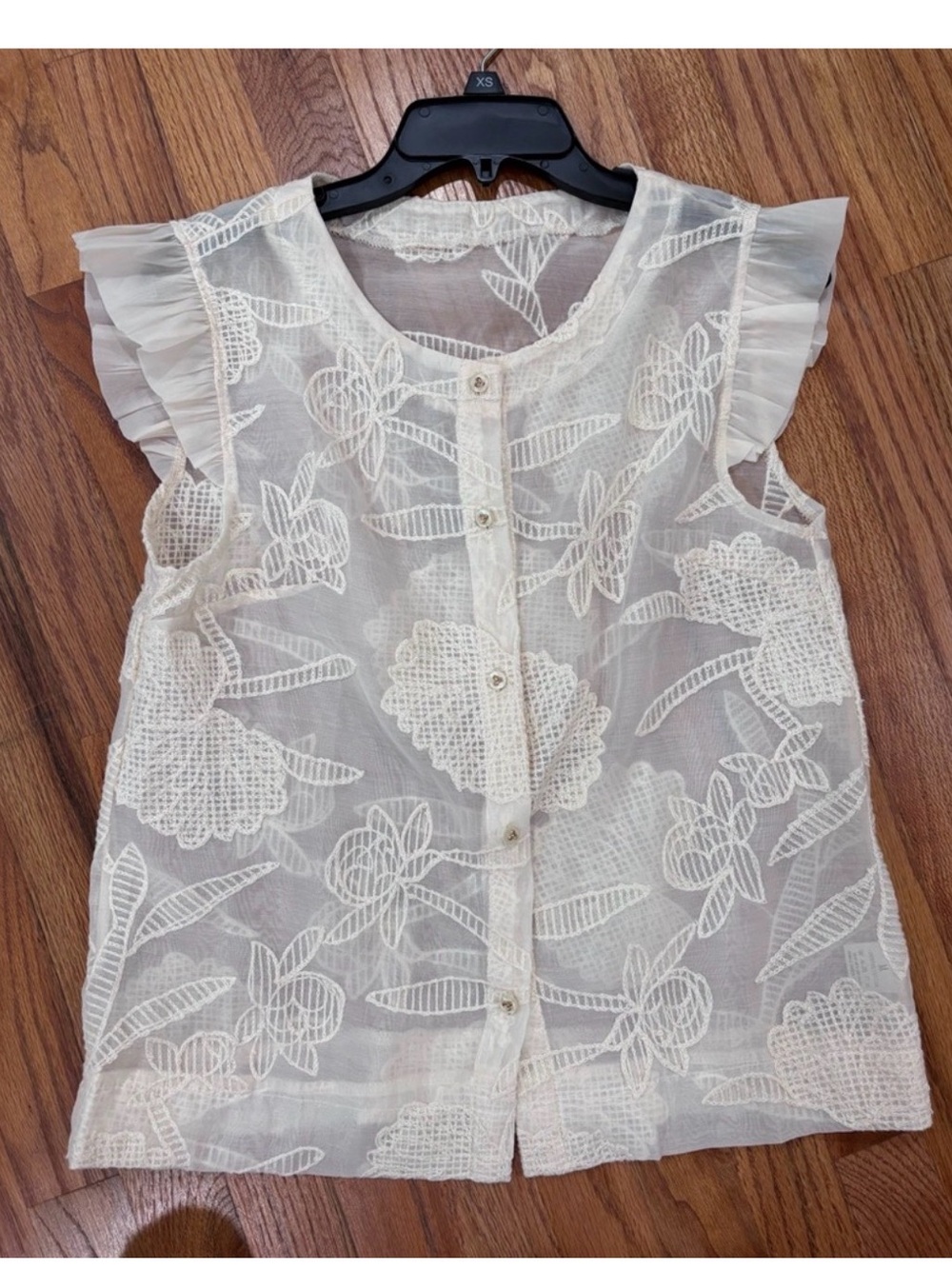 Floral jacquard round neck cap sleeve blouse Medium